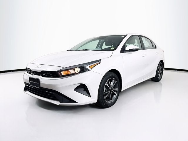 2023 Kia Forte LXS AT's photo